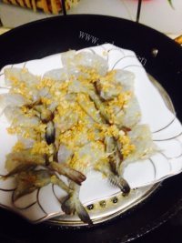 美味的蒜蓉开背虾做法图解2)