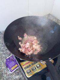 味道不错的蒜薹炒肉做法图解2)