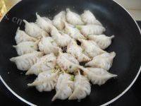 榨菜豆腐猪肉锅贴做法图解14)