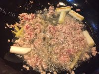 回味无穷的老北京炸酱面做法图解3)