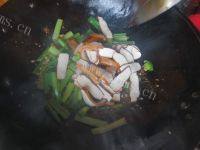 可口美味的芹菜香干炒肉做法图解5)