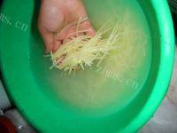 家常菜肉炒土豆丝做法图解2)