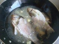喷香的鲫鱼豆腐汤做法图解3)