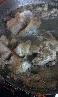 美味的羊棒骨炖土豆做法图解2)