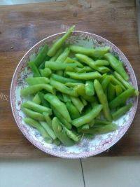 自制四季豆炒肉丝做法图解5)