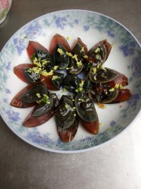 香飘十里的凉拌皮蛋做法图解4)