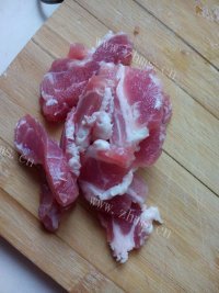 香气浓郁的白菜猪肉炖粉条做法图解3)