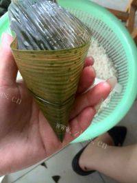 美味的腊肉粽子做法图解7)