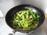 好吃的五花肉炖豆角做法图解11)