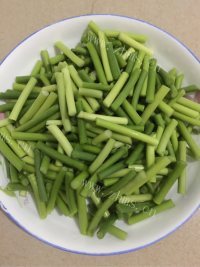 家庭版蒜苗炒肉做法图解3)