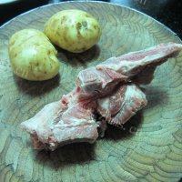 诱人的土豆蒸排骨做法图解1)
