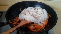 好吃的葱香胡萝卜丝炒米粉的做法图解四