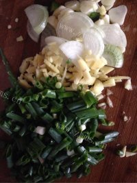 喷香的豆芽炒肉做法图解3)