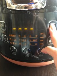 美味的黄豆猪蹄汤做法图解6)