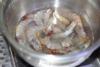 香喷喷的白灼虾做法图解1)