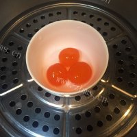 蛋黄粉红煲做法图解2)