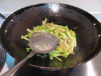 家常菜芹菜炒五花肉做法图解12)