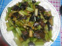 家常菜木耳炒芹菜做法图解1)