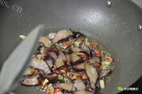 家常菜冬笋炒腊肉做法图解5)