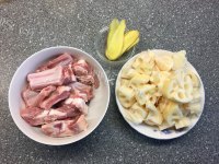 美味的排骨莲藕汤做法图解2)