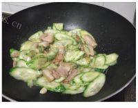 味道不错的黄瓜炒肉做法图解7)
