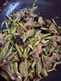 热腾腾的豆角茄子做法图解7)