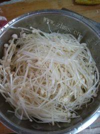 美味的金针菇肉丸汤做法图解5)