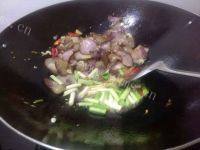 家常菜腊肉炒蒜苗做法图解5)