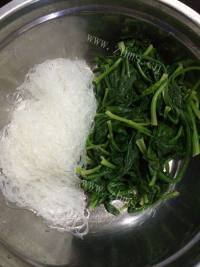 简单的凉拌菠菜粉丝做法图解5)
