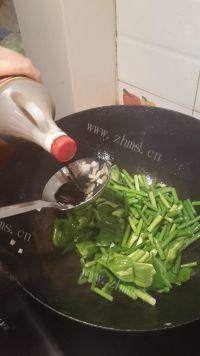 家常菜蒜薹炒鸡蛋做法图解7)