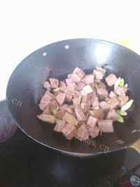 家常菜牛肉炖柿子做法图解6)
