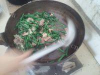 让人怀念的豆角炒肉做法图解7)