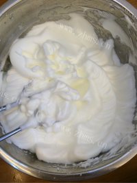 可口的戚风蛋糕做法图解2)