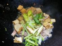 美味的猪肉焖豆腐做法图解8)
