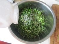 好吃的野芹菜春卷做法图解5)