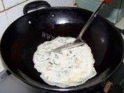 香菜鸡蛋饼做法图解6)