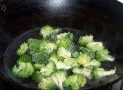 家常菜鸡蛋西兰花做法图解4)