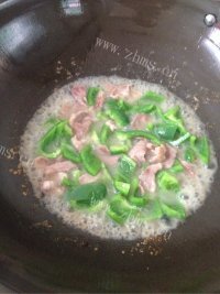 家常菜青椒炒猪肉做法图解5)