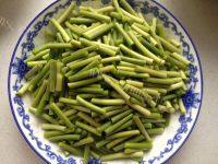 诱人的蒜薹炒肉做法图解2)