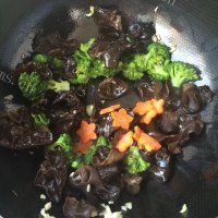 家常菜木耳炒西兰花做法图解12)