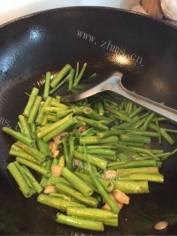 色香味浓的清炒空心菜做法图解4)