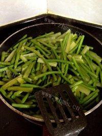 家常菜苦瓜炒豆角做法图解4)
