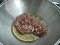 口感丰厚的胡萝卜炒肉片做法图解4)