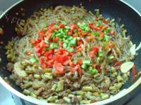 美味的肉末酸豆角粉条做法图解9)