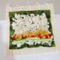 美味的番茄寿司卷做法图解8)