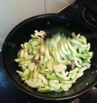 家常菜肉炒角瓜做法图解6)