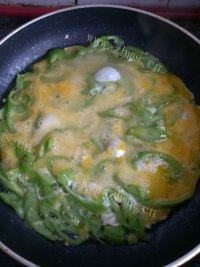 饱满的青椒炒蛋做法图解6)