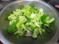 绿色食物之蒜蓉西兰花做法图解4)