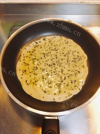 自制黑芝麻鸡蛋卷做法图解10)