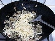 家常菜咸菜炒百叶做法图解4)